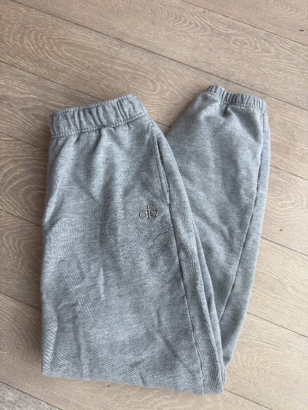 Alo Yoga Accolade Sweatpants in Heather Gray